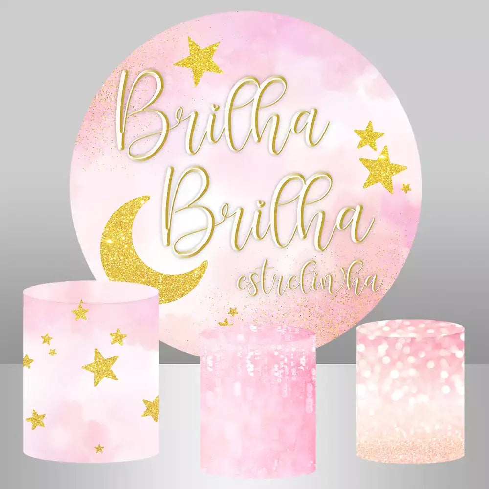 Round backdrop with 'Brilha Brilha Estrelinha' text, gold moon, and stars on a pink background and 3 pink cylinder covers