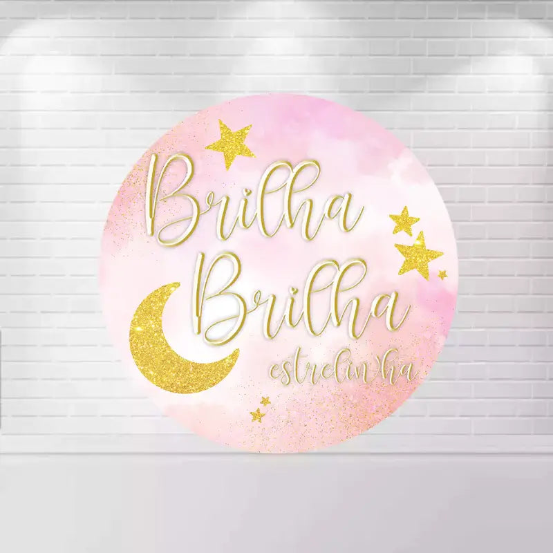 Round backdrop with 'Brilha Brilha Estrelinha' text, gold moon, and stars on a pink background